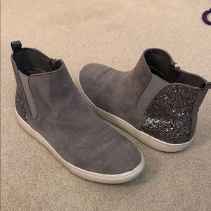 Stylish Gray Ankle Boots with Glitter Detail